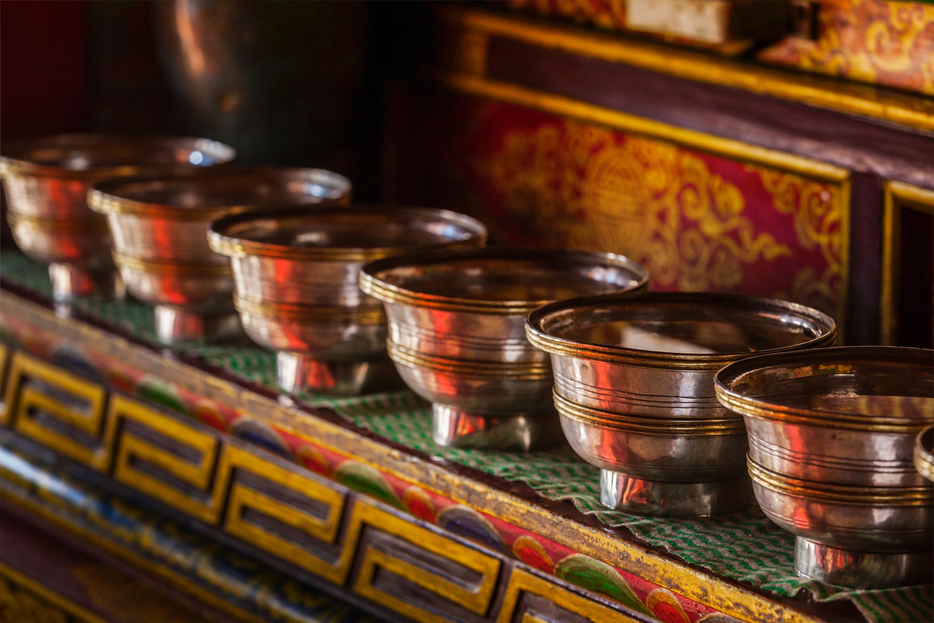 offerings-tibetan-water-bowls-in-lamayuru-gompa-CJSVBYP.jpg