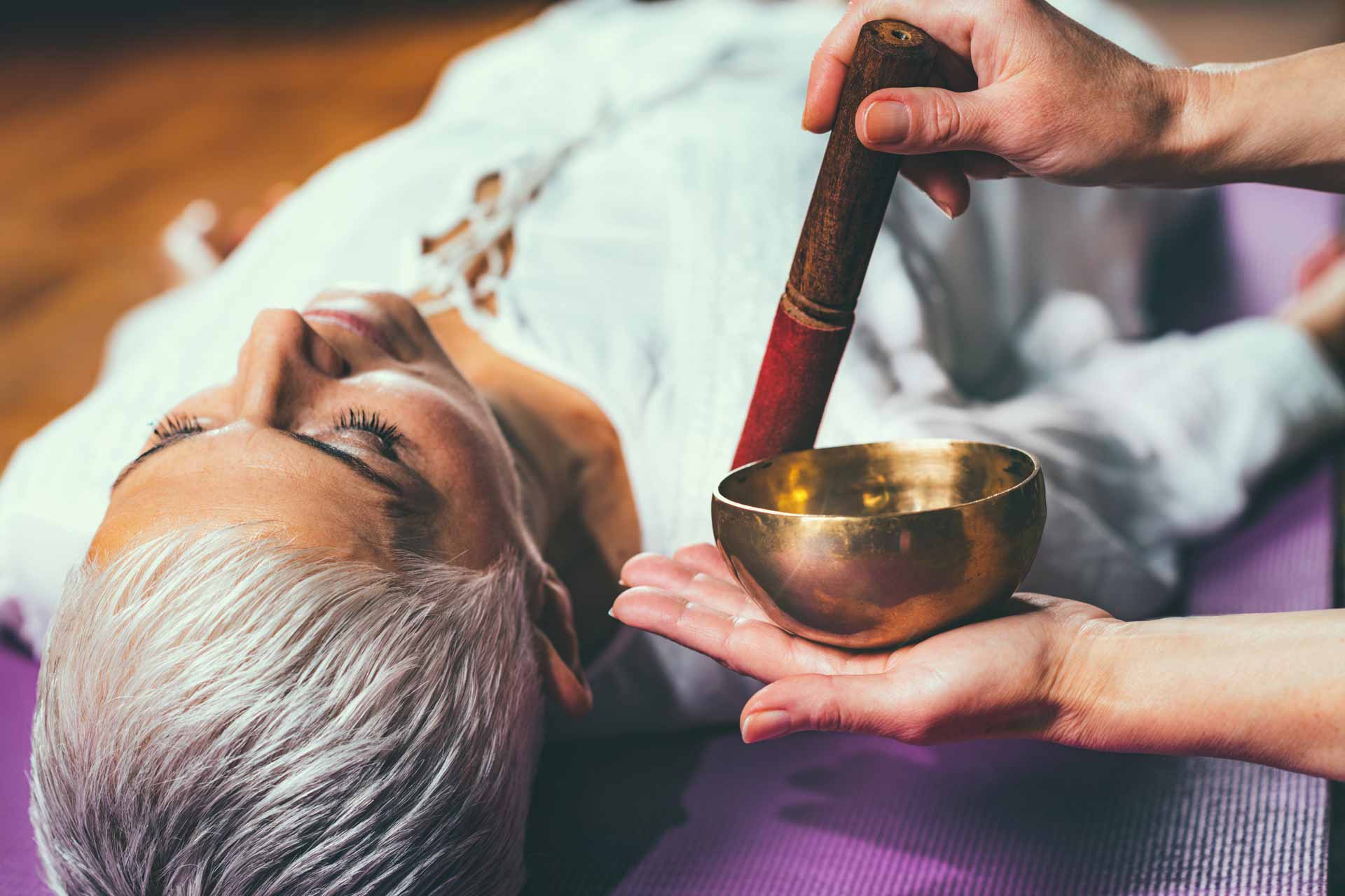 sound-meditation-tibetan-singing-bowl-VECWPNZ.jpg